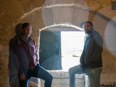 Qui facciamo la conoscenza delle nostre guide: il 40enne Federico Giletti, direttore degli scavi archeologici e il suo collaboratore Antonio Vinella, luogotenente della Marina in pensione